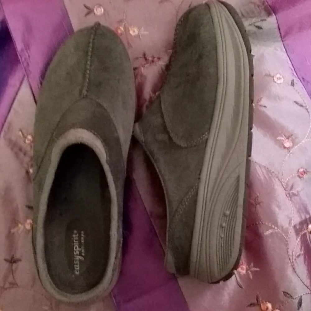 EUC Easy Spirit Anti-grav grey suede clogs 9.5